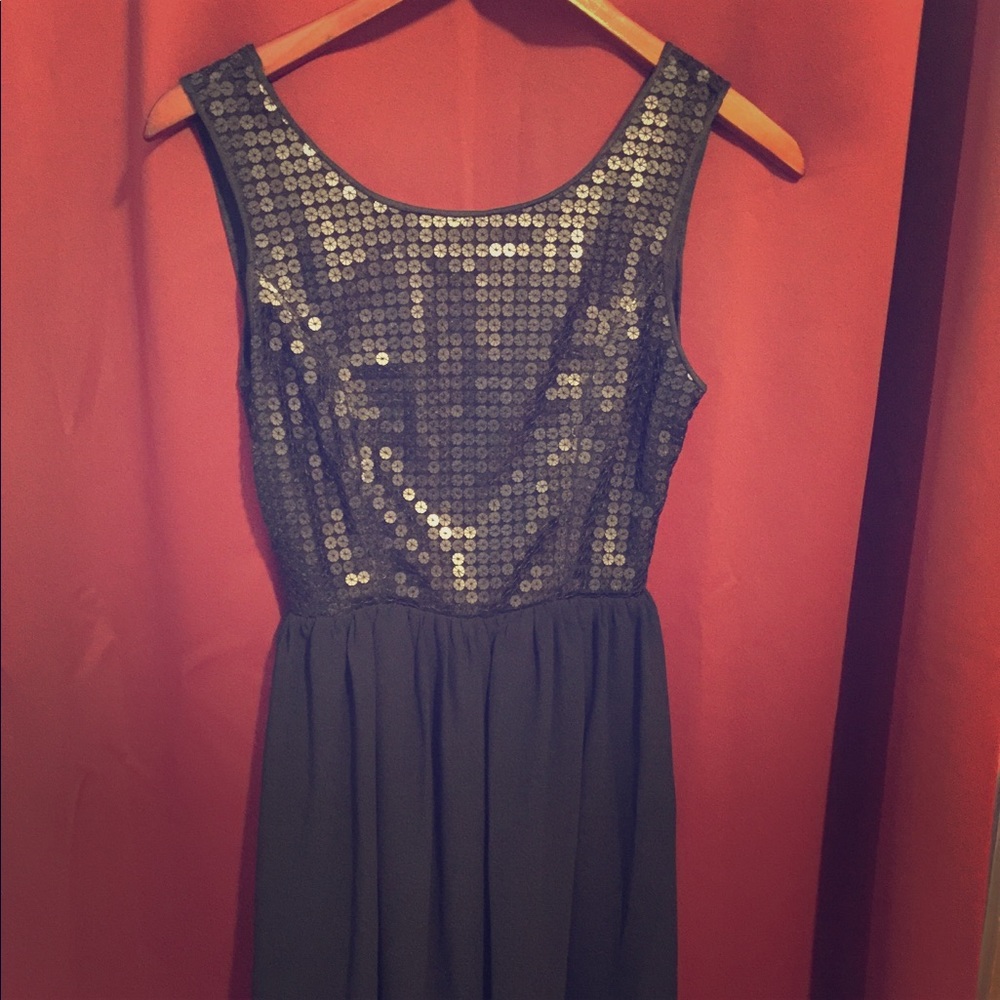 Sleeveless black dress with sequins top